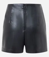 Short pollera de tiro alto confeccionado en poliuretano con acabado liso. Presenta un diseño cruzado en el frente, cierre posterior con cremallera y corte ajustado.