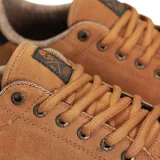 Championes de skate Circa modelo AL 50, color marrón de gamuza con suela blanca, detalle de talón en negro y cordones al tono.