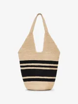 Bolso hobo tote confeccionado en rafia tejida de color beige con franjas negras, silueta amplia y asas largas. Cuenta con un detalle colgante de cuero con herraje metálico.