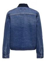 Campera de denim de manga larga, con cuello clásico, cierre frontal con botones y dos bolsillos delanteros con solapa.