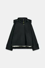 Cazadora negra ZW Collection de cuello subido con capucha, manga larga y bolsillos delanteros. Presenta forro interior a contraste y cierre frontal cruzado con botones a presión dorados.