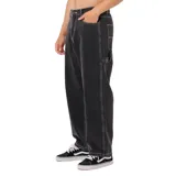 Pantalon tipo carpenter de corte holgado, color negro con costuras en contraste. Cuenta con bolsillos laterales y traseros, y detalle de logo bordado en azul en el bolsillo delantero.