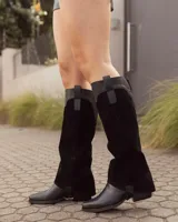 Botas altas negras de cuero, con diseño de caña desmontable de gamuza, punta fina y taco cuadrado bajo estilo texano.