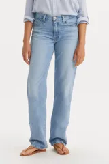 Pantalón de jean de corte baggy con tiro alto y pierna recta, confeccionado en denim de lavado claro.