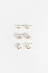 Set de tres pares de aros tipo argolla dorados, de diferentes tamaños y texturas: unos pequeños con textura de cuentas, otros medianos con diseño trenzado y unos más grandes de superficie lisa.
