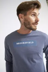 Remera de manga larga color rosado, con cuello redondo y estampado frontal con el nombre de la marca Brooksfield.