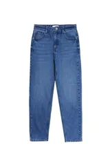 Jean de corte slim fit en color azul oscuro, con diseño clásico de cinco bolsillos, cierre frontal con botón y cremallera.