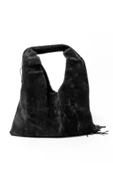 Bolso tipo hobo de gamuza color marrón, con diseño de flecos en los laterales y correa integrada al cuerpo del bolso.