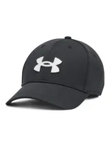 Gorra de béisbol Under Armour modelo Blitzing, color negro con logo bordado en blanco en el panel frontal. Presenta un diseño de perfil bajo con panel frontal estructurado, visera precurvada y banda interior elástica que absorbe el sudor.