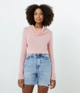 Blusa de viscosa responsable color rosa pálido, con cuello ancho y mangas largas.