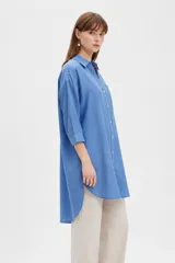 Camisa blanca de viscosa de corte oversize, con cuello camisero, cierre frontal de botones y bolsillo ojal en el pecho.