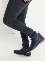 Botas de cuero azul marino con cordones y suela de goma color caramelo. Diseño clásico con costuras a la vista y dos pares de cordones.