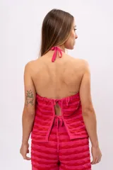 Top tejido de algodón a rayas horizontales en tonos rosa y rojo, con cuello halter y tiras finas.