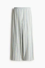 Pantalón de punto suave de corte relajado, con cintura elástica y piernas amplias con diseño a rayas en tonos claros y azules.