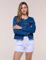Campera de denim azul oscuro con cuello mao, cierre frontal de botones metálicos, bolsillos plaqué con solapa en el pecho y detalle desflecado en el ruedo.