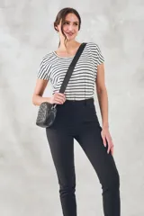 Pantalón de vestir azul marino, de corte skinny y tiro medio, con bolsillos laterales y cierre invisible en el lateral.