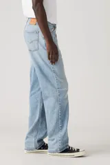 Pantalón de jean celeste de corte recto y holgado. Tiro medio, con bolsillos delanteros y traseros.