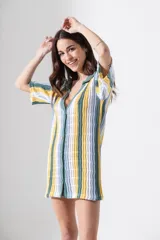 Vestido corto tejido calado a rayas horizontales en tonos naranja, amarillo y blanco, con cuello tipo polo y cierre frontal con botones.