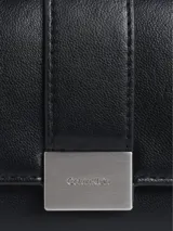 Billetera grande de poliuretano color negro, con cierre de solapa y broche magnético metálico con logo grabado. Presenta un bolsillo exterior y múltiples ranuras internas para tarjetas, además de un bolsillo monedero con cremallera.