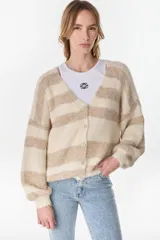 Cardigan tejido de punto a rayas horizontales en tonos crudo y beige, de manga larga y diseño holgado.