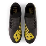 Championes de fútbol New Balance Furon V7 Dispatch FG, color negro con detalles dorados.