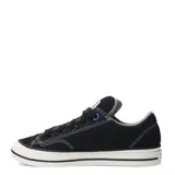 Championes Converse modelo Chuck Taylor Puff, de diseño urbano con silueta robusta y acolchada. Confeccionados en lona negra con costuras blancas visibles, puntera de goma reforzada y suela vulcanizada con franjas negras. Incluye etiqueta clásica en la lengüeta.