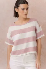 Buzo de punto liviano a rayas horizontales en tonos beige y blanco, con cuello redondo y mangas cortas de calce relajado.