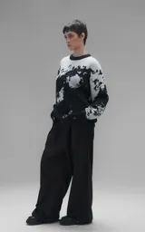 Sweater de punto con diseño abstracto tipo tie-dye o manchado en tonos gris y negro, de cuello redondo, manga larga y corte oversize. Presenta terminaciones en punto rib en cuello, puños y ruedo.