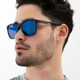 Lentes de sol INVU con montura rectangular azul y lentes polarizadas azules.