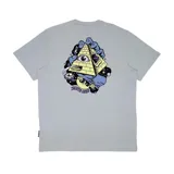 Remera de manga corta color gris claro con un pequeño estampado frontal en el pecho izquierdo. El estampado presenta un cráneo amarillo con el texto "SANTA CRUZ" en letras moradas con efecto rugoso.