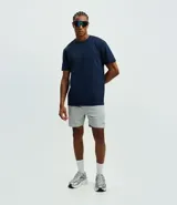 Remera deportiva de manga corta y cuello redondo, confeccionada en tejido tech fleece con tecnología dry que facilita la transpiración y el secado rápido. Presenta un corte comfort holgado y diseño liso sin estampas.