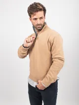 Sweater de lana con cierre frontal parcial y cuello alto, de diseño clásico y tejido de punto en color gris.
