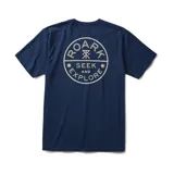 Remera azul marino de manga corta con cuello redondo y estampado en el pecho con el logo de la marca Roark y la frase "Seek and Explore".