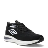 Championes deportivos Umbro modelo Vega, color negro con detalles en blanco. Presentan un diseño de malla transpirable, cierre con cordones y suela con amortiguación.