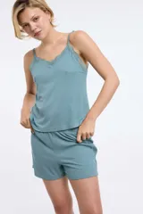 Short de dormir color verde, confeccionado en elegante rib con cintura elastizada y delicado detalle de encaje en los laterales.