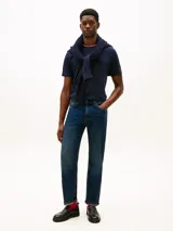 Remera de manga corta Tommy Hilfiger confeccionada en tejido de piqué de algodón. Presenta cuello redondo con detalle de ribetes tricolores, bolsillo de parche en el pecho y corte regular.