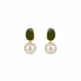Aros colgantes con diseño de cabezal ovalado esmaltado en color verde y perla esférica inferior, montados sobre base metálica dorada.