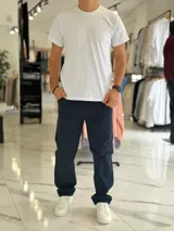 Pantalón de gabardina de corte chino en color azul marino, de diseño clásico y versátil.