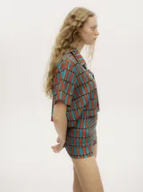 Microshort de lycra con estampado geométrico en tonos beige, negro y rojo.