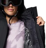 Campera técnica 3 en 1 de Columbia, diseñada para deportes de nieve. Cuenta con capa exterior impermeable con tecnología Omni-Tech y costuras selladas, y capa interior aislante con forro termorreflectante Omni-Heat. Incluye capucha ajustable, ventilación en axilas, faldón para nieve, múltiples bolsillos con cremallera y puños ajustables.
