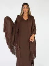 Pashmina marrón de tejido de punto con flecos en los extremos.