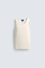Camiseta sin mangas de corte regular, confeccionada en tejido de algodón con elasticidad. Presenta un diseño de rayas horizontales finas, cuello redondo y acabados en vivo doble.