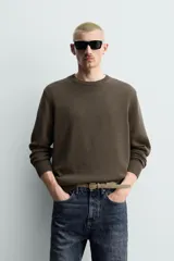 Sweater regular fit de algodón color verde militar, con cuello redondo y mangas largas, con terminaciones en rib.