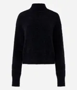Suéter negro de punto con hilos metálicos, cuello alto y mangas largas.