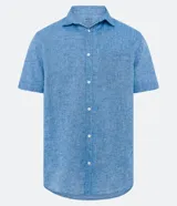 Camisa de hombre de manga corta confeccionada en mezcla de lino y algodón. Presenta un calce comfort, cuello camisero, cierre frontal con botones y un bolsillo en el pecho. Marca Marfinno.