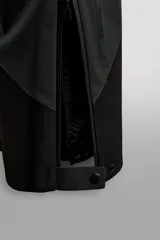 Pantalón deportivo técnico de esquí con tres capas y membrana impermeable. Presenta cintura ajustable, bolsillos frontales con cremalleras termoselladas, aberturas de ventilación laterales, bajos ajustables con refuerzos, polainas interiores y sistema de rescate RECCO integrado.