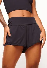 Short deportivo negro con cintura ancha y logo de la marca en el lateral. Incluye short interno de poliamida con bolsillos laterales, detalle reflectivo y cinta funcional.