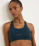 Top deportivo color azul oscuro, con diseño nadador en la espalda, copas removibles y recortes estratégicos de tela respirable en el frente. Confeccionado en microfibra ligera y elástica, ofrece sujeción moderada.