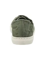 Zapatilla urbana de corte bajo confeccionada en algodón orgánico color verde militar, con suela de goma blanca y cierre mediante cordones al tono.