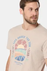 Remera de cuello redondo y manga corta, confeccionada en tejido de algodón con acabado jaspeado. Presenta un estampado frontal con temática de surf y estilo retro en tonos pasteles.